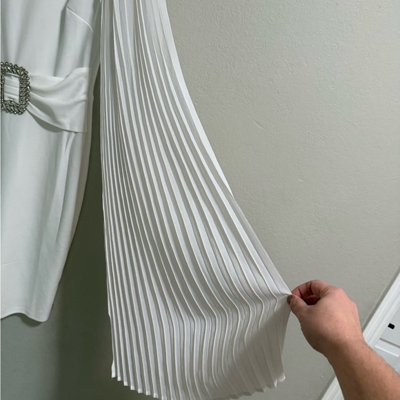 White Pleated Sleeve Mini Dress w/ Rhinestone Buckle NWT Size Small - Picture 2 of 6